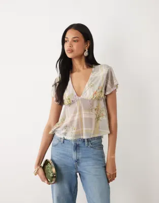 printed stretch chiffon flutter sleeve top in floral