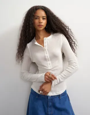 fitted long sleeve henley in ecru