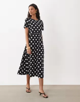 jersey short sleeve midi dress in black and white polka dot print