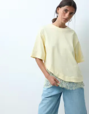 short sleeve t-shirt with lace hem in butter yellow