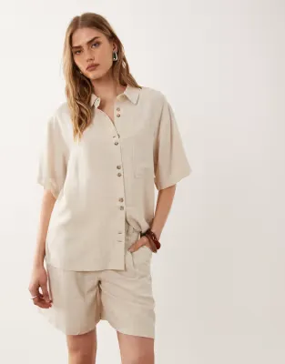 relaxed dad shorts with linen in natural