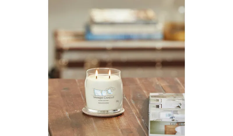 Yankee Signature Medium Scented Candle - Clean Cotton