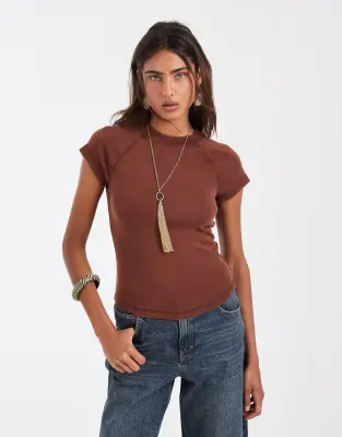 shrunken raglan baby tee in washed chocolate