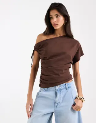 ruched sleeve fallen shoulder waisted tee in chocolate