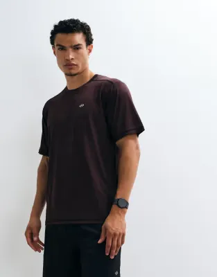 Sports lightweight training t-shirt in burgundy