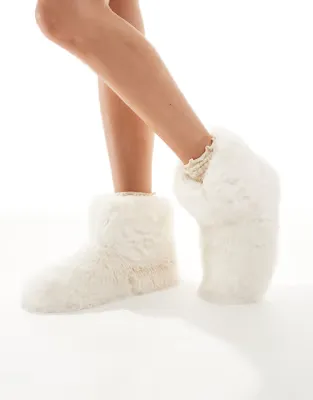 cozy slipper boots in cream faux fur