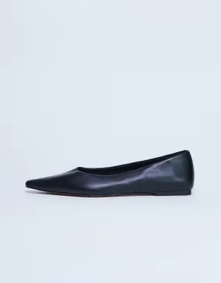 Ace point toe flat shoe in black