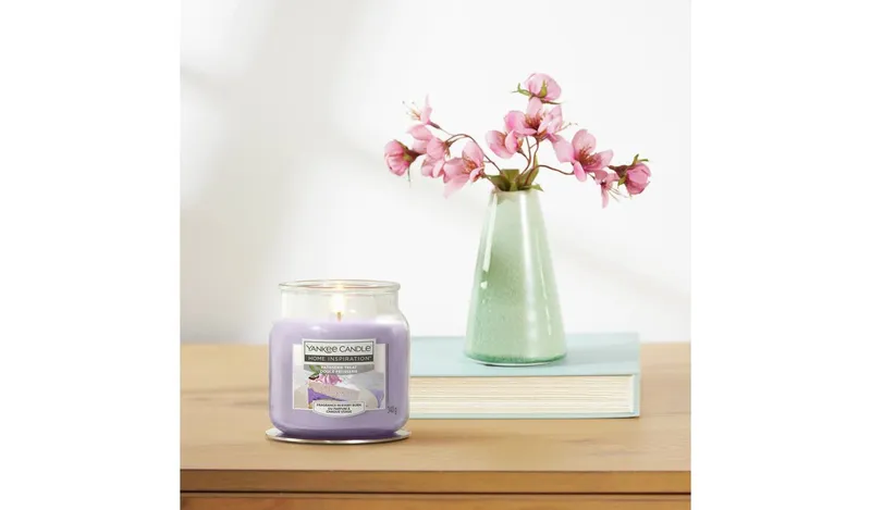 Yankee Candle Medium Scented Jar Candle - Patisserie Treat
