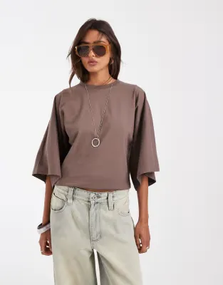 batwing sleeve fitted tee in chocolate