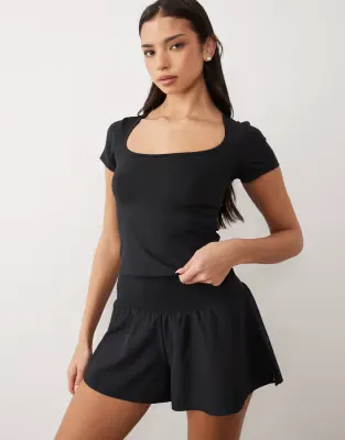 active scoop neck short sleeve top in black