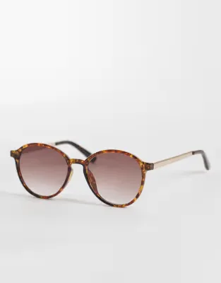 round sunglasses in tort with gold metal temples