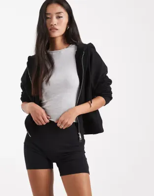 booty short in black