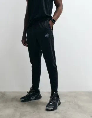 Stride Dri-FIT woven trousers in black