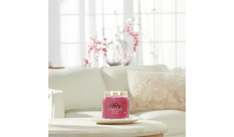 Yankee Signature Medium Scented Candle - Black Cherry