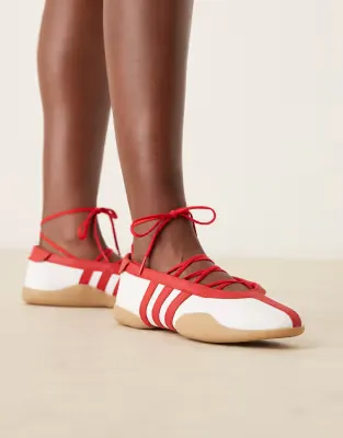 Taekwondo Mei ballet flats in white and red with gum sole