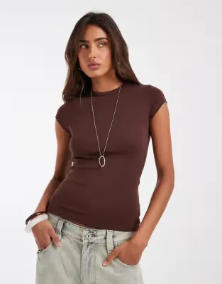clean fitted short sleeve baby tee in chocolate