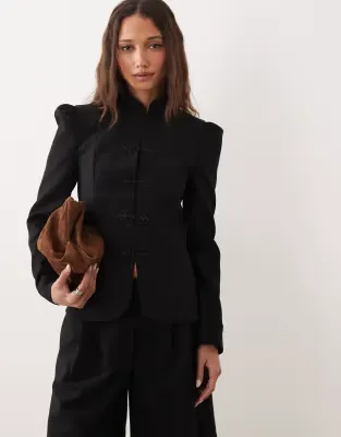 tailored puff sleeve jacketu00A0in black