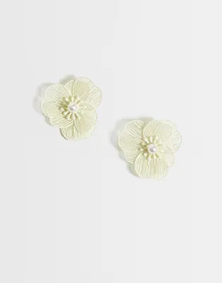 small stud earrings with mini wire-floral design in pale yellow