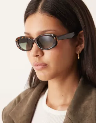 oval sunglasses in tort with green lenses