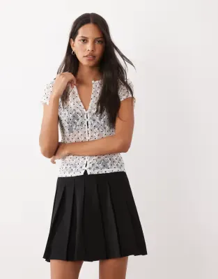 pleated mini skirt in black