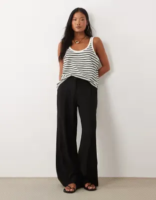 ASOS DESIGN Petite wide leg trousers with pleat detail in linen blend in black